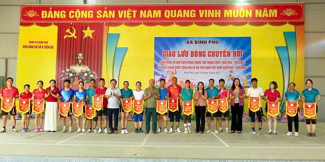 Xã Bình Phú tổ chức giao lưu bóng chuyền hơi chào mừng 80 ngày Quốc khánh 2/9