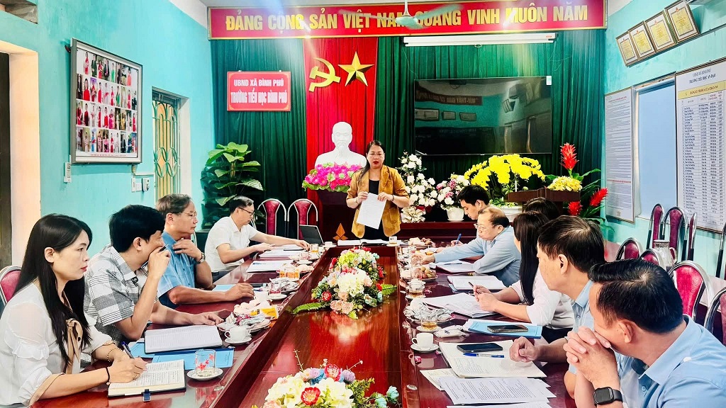 Lãnh đạo xã Bình Phú làm việc với các cơ sở giáo dục trên địa bàn xã.