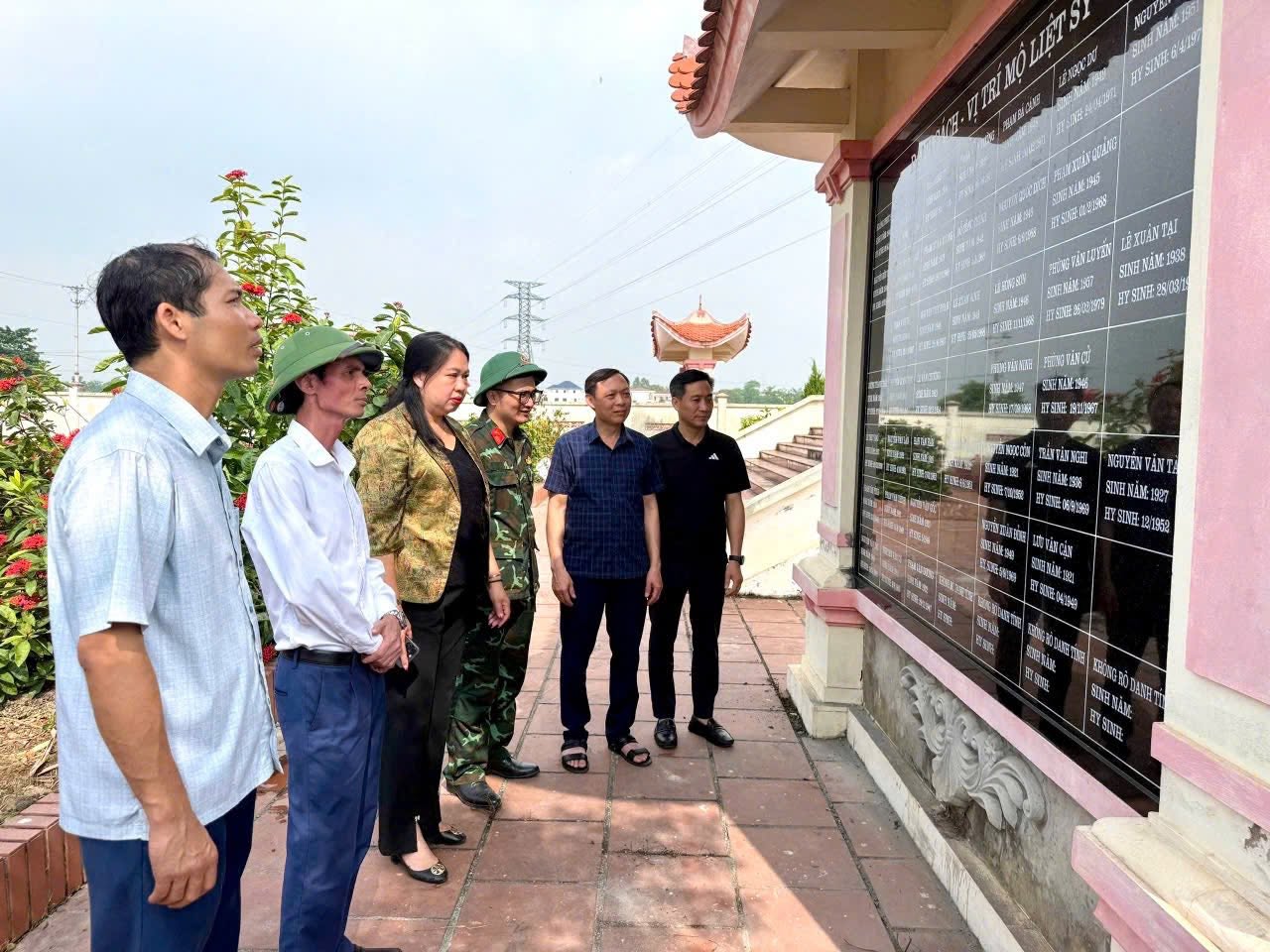 Lãnh đạo xã Bình Phú kiểm tra công tác chuẩn bị lấy mẫu hài cốt liệt sĩ phục vụ giám định ADN tại Nghĩa trang Liệt sĩ Tiên Du