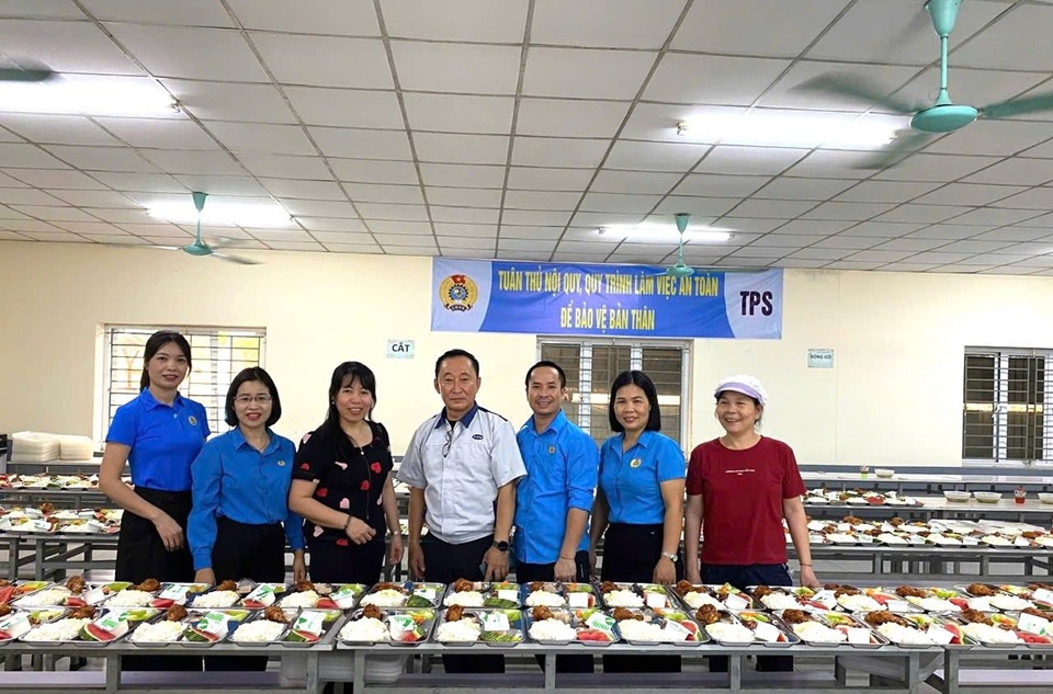 THỰC HIỆN “BỮA CƠM CÔNG ĐOÀN” HƯỞNG ỨNG THÁNG CÔNG NHÂN NĂM 2026