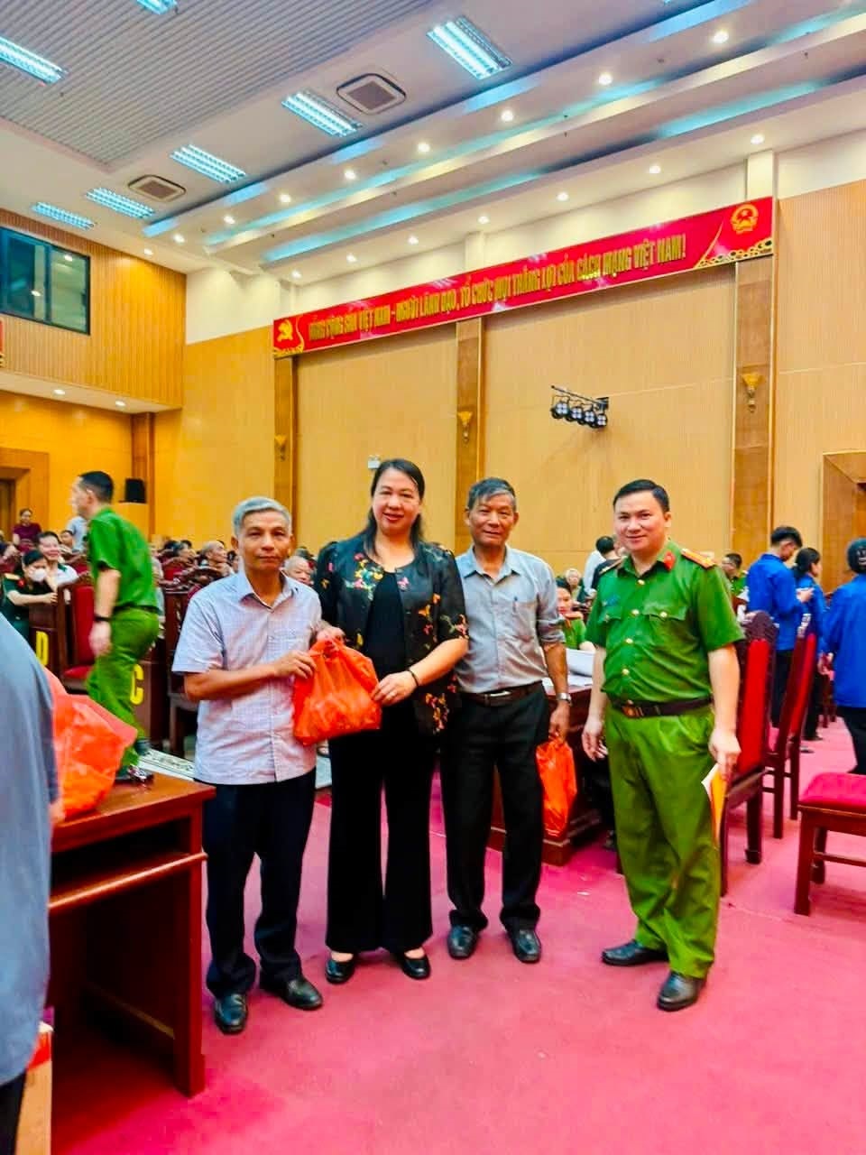 Công an xã Bình Phú phối hợp các ngành, đơn vị chức năng tổ chức thu nhận mẫu AND cho thân nhân liệt sỹ chưa xác định danh tính.