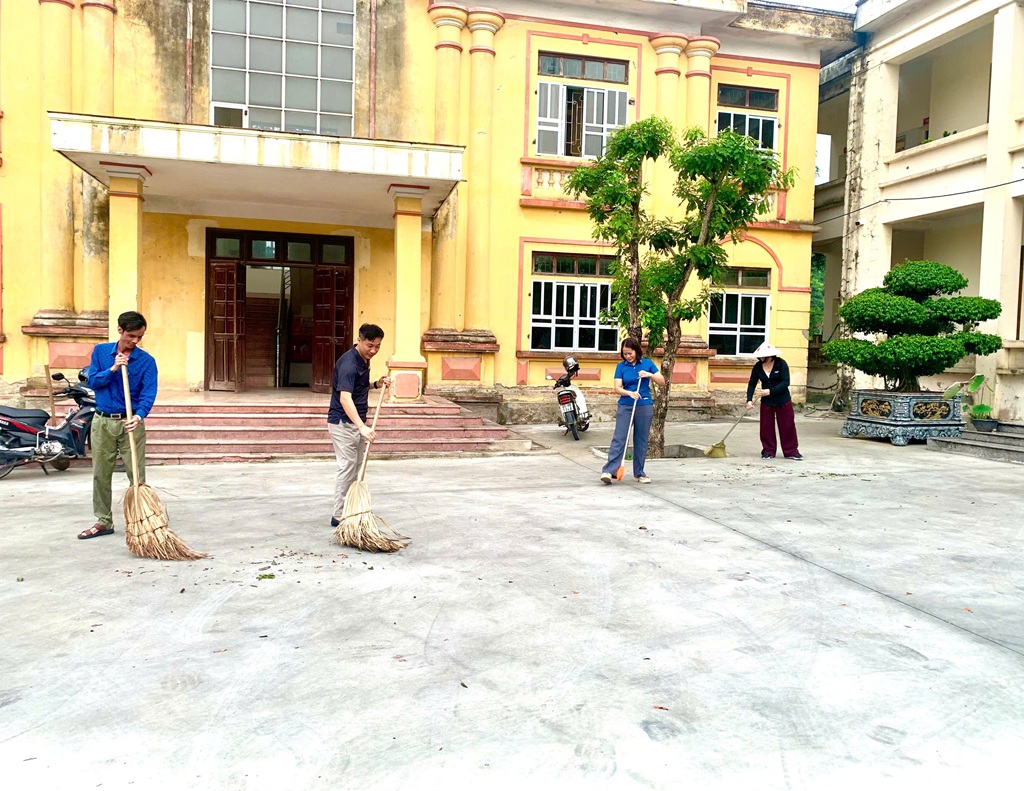 36 khu dân cư và các cơ quan, đơn vị ở xã Bình Phú đã đồng loạt ra quân hưởng ứng phong trào thi đua “Toàn dân chung tay bảo vệ môi trường, vì một Việt Nam xanh – sạch – đẹp”. 