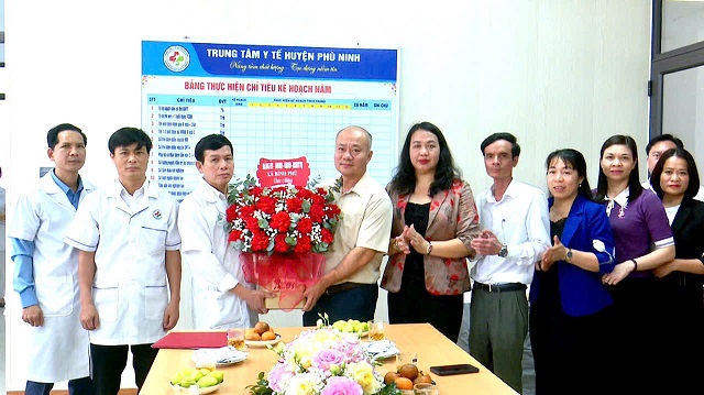 Lãnh đạo xã Bình Phú tặng hoa chúc mừng Trạm Y tế xã, Trung tâm y tế khu vực Phù Ninh nhân kỷ niệm 71 năm Ngày Thầy thuốc Việt Nam (27/2/1955 – 27/2/2026)