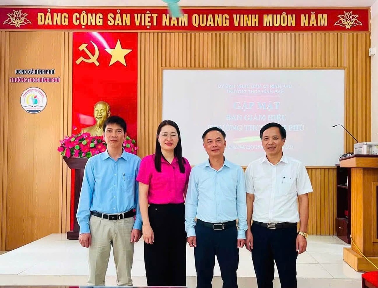 Trường THCS Bình Phú gặp mặt cán bộ quản lý sau sắp xếp.