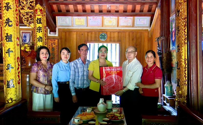 Đồng chí Phó Bí thư Thường trực Đảng ủy xã Bình Phú thăm, tặng quà gia đình chính sách nhân dịp 27/7