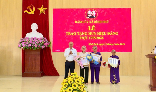 Đảng ủy xã Bình Phú tổ chức Lễ trao Huy hiệu Đảng đợt 19-5 và khen thưởng đảng viên hoàn thành xuất sắc nhiệm vụ 5 năm liền (2021- 2025).