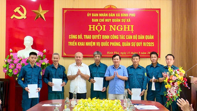 Xã Bình Phú tổ chức công bố, trao quyết định công tác cán bộ dân quân; triển khai nhiệm vụ quốc phòng, quân sự quý IV/2025.
