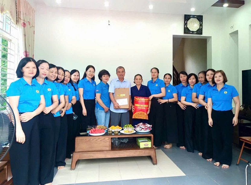 Trường THCS Tiên Du phối hợp với Quỹ Tấm lòng vàng - Báo Lao Động thăm, tặng quà gia đình chính sách.