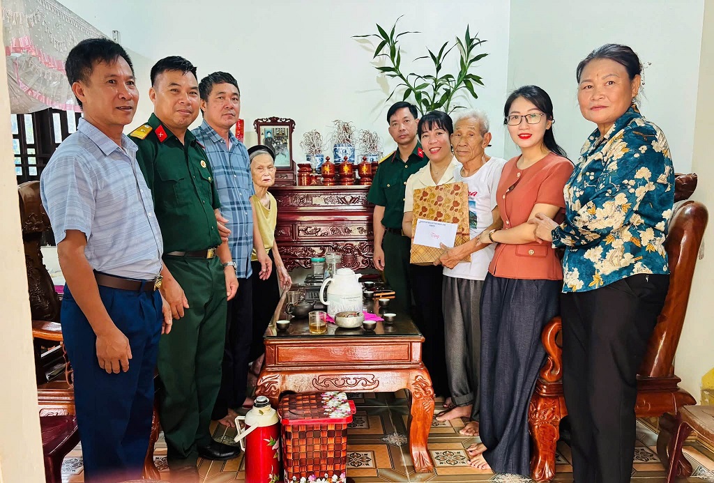 UBMTTQ Việt Nam, các tổ chức chính trị xã hội xã Bình Phú thăm hỏi, tặng quà các gia đình chính sách, người có công với cách mạng trên địa bàn xã