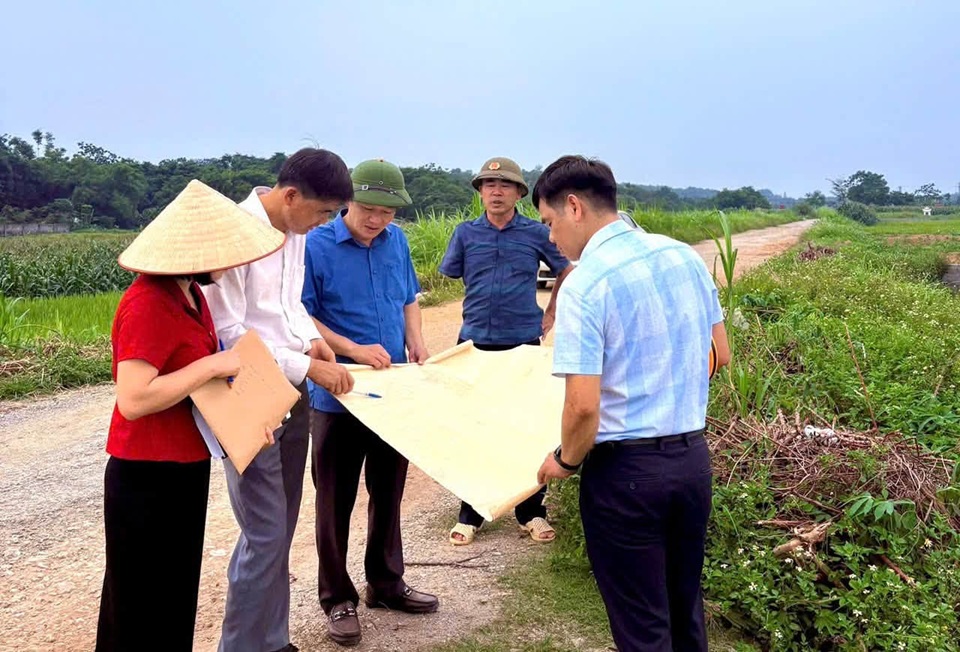 Lãnh đạo xã Bình Phú kiểm tra sản xuất nông nghiệp và tiến độ thực hiện các dự án trên địa bàn.