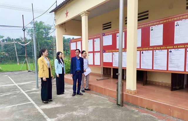 Đoàn công tác của UBND xã kiểm tra công tác bầu cử tại đơn vị bầu cử số 2