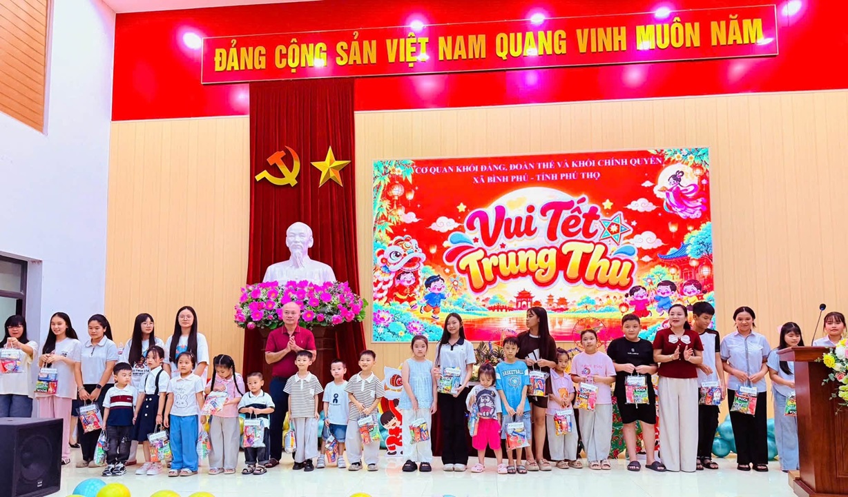 Xã Bình Phú tổ chức Vui tết trung thu năm 2026 cho các cháu thiếu nhi là con cán bộ Cơ quan xã.