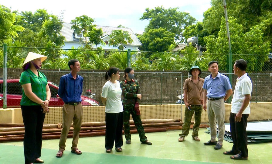 Lãnh đạo xã Bình Phú kiểm tra, chỉ đạo khắc phục thiệt hại do giông lốc trên địa bàn