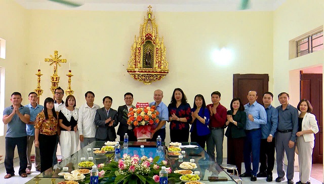 Các đồng chí lãnh đạo xã Bình Phú thăm, chúc mừng nhân dịp lễ Giáng sinh năm 2025