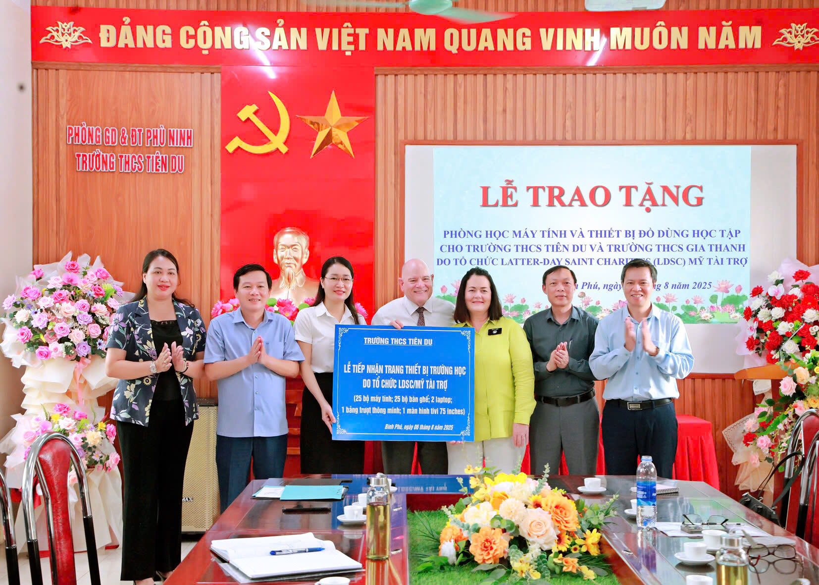 Tổ chức LDSC- Mỹ tặng thiết bị giảng dạy cho trường THCS Tiên Du, xã Bình Phú