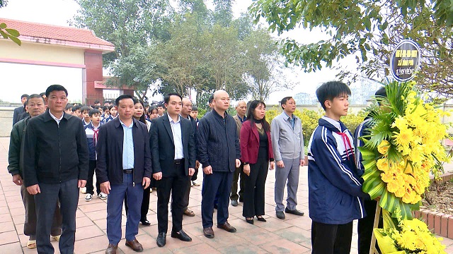 Các đồng chí lãnh đạo xã Bình Phú dâng hương, dâng hoa tưởng niệm các Anh hùng liệt sĩ nhân dịp Tết Nguyên đán Bính Ngọ 2026