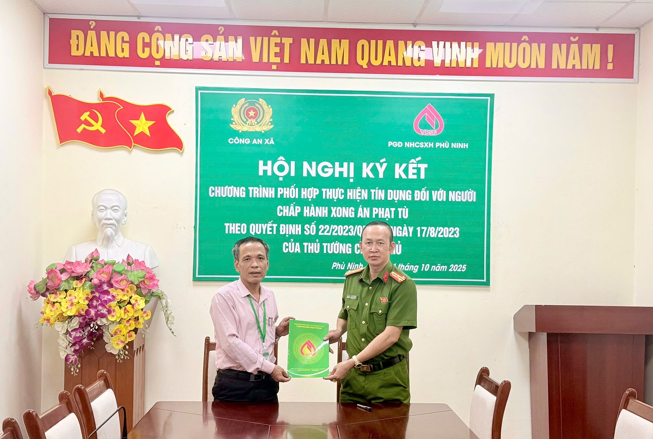 Công an xã Bình Phú và Phòng giao dịch Ngân hàng chính sách xã hội Phù Ninh ký kết thực hiện Quyết định số 22/2023/QĐ-TTg của Thủ tướng Chính phủ.