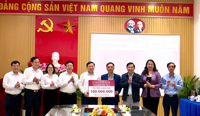 Ngân hàng nông nghiệp và phát triển nông thôn Việt Nam( Agribank) chi nhánh Phú Thọ II trao tặng kinh phí sửa chữa nhà lớp học cho trường THCS An Đạo, xã Bình Phú.