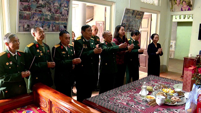 Ban liên lạc bạn chiến đấu Sư đoàn 320 trao quà tri ân trên địa bàn xã Bình Phú.