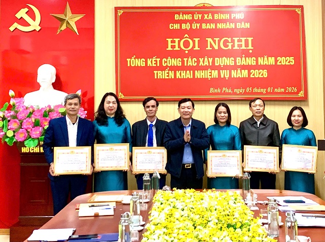 Chi bộ UBND xã Bình Phú tổ chức sinh hoạt chuyên đề và triển khai nhiệm vụ năm 2026.