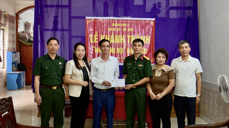 Đoàn Kinh tế - Quốc phòng 326 bàn giao “Nhà đồng đội” tặng quân nhân trên địa bàn xã Bình Phú.