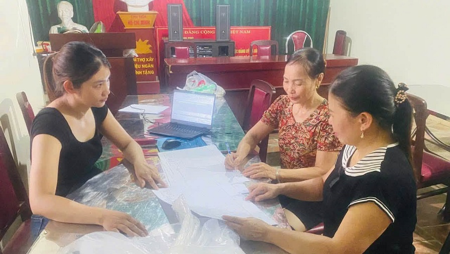 Các chi hội phụ nữ xã Bình Phú tích cực thực hiện Chiến dịch 60 ngày làm sạch dữ liệu hội viên phụ nữ.