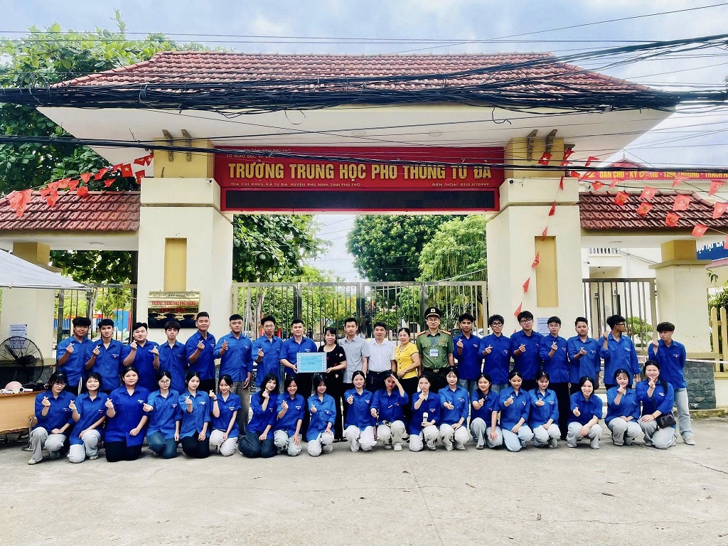 Động viên, tặng quà đội hình “Tiếp sức mùa thi” tại xã Bình Phú.