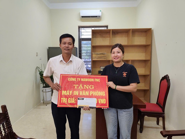 Công ty TNHH NAWOON FNC tặng quà cho Trung tâm dịch vụ sự nghiệp công xã Bình Phú.