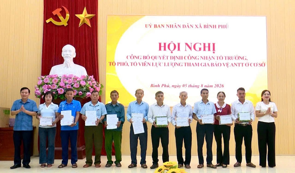 Xã Bình Phú tổ chức Hội nghị công bố quyết định kiện toàn lực lượng tham gia bảo vệ an ninh trật tự cơ sở.