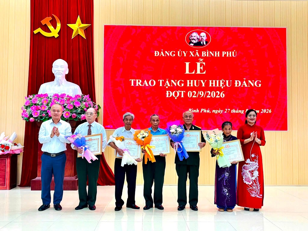 Xã Bình Phú tổ chức trao tặng Huy hiệu Đảng dịp 2/9/2026.