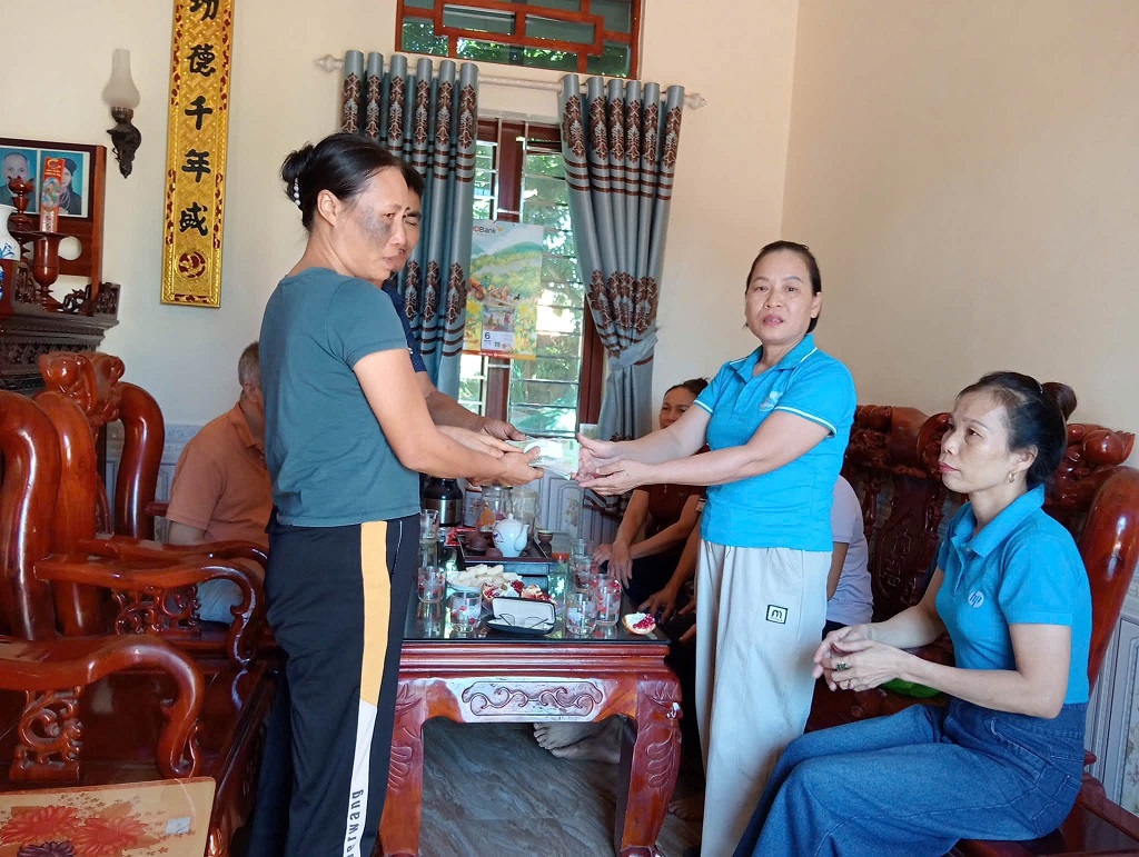 CHI HỘI PHỤ NỮ THÔN QUYẾT TIẾN XÃ BÌNH PHÚ CHUNG TAY HỖ TRỢ GIA ĐÌNH HỘI VIÊN CÓ HOÀN CẢNH KHÓ KHĂN.