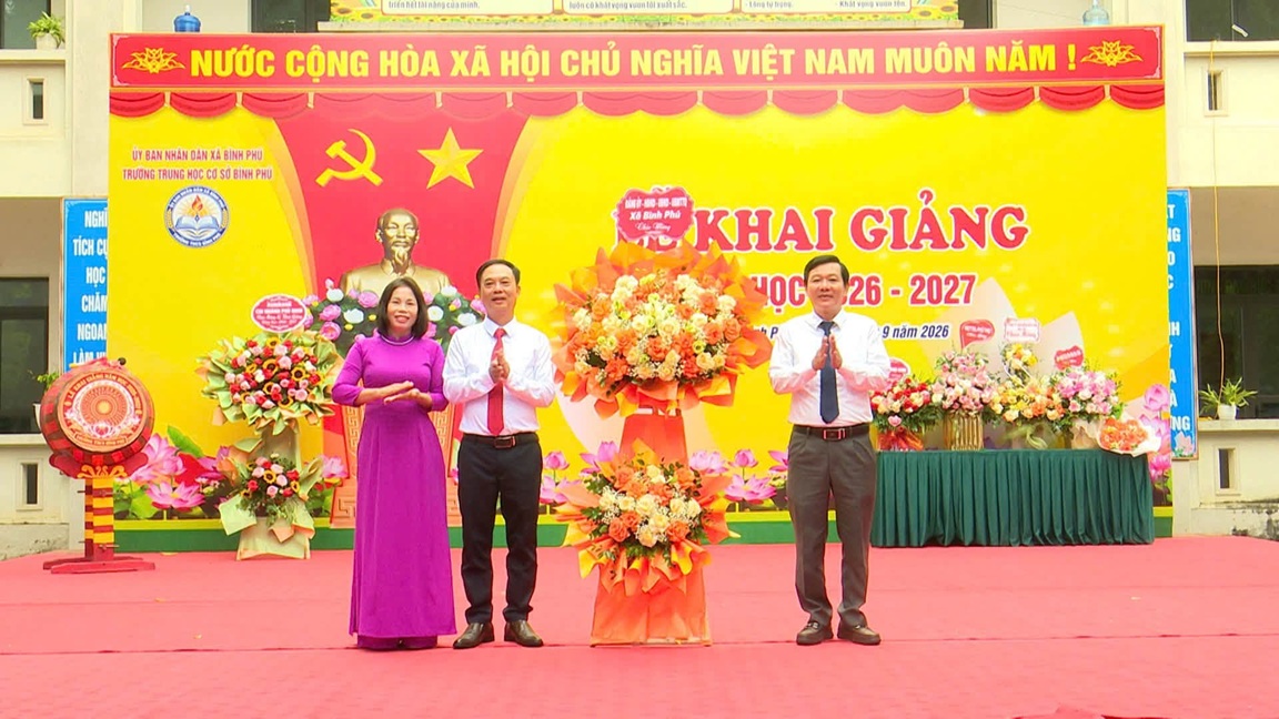 Đồng chí Trịnh Đức Lai – Phó Bí thư Đảng uỷ, Chủ tịch UBND xã tham dự lễ khai giảng tại trường THCS Bình Phú.