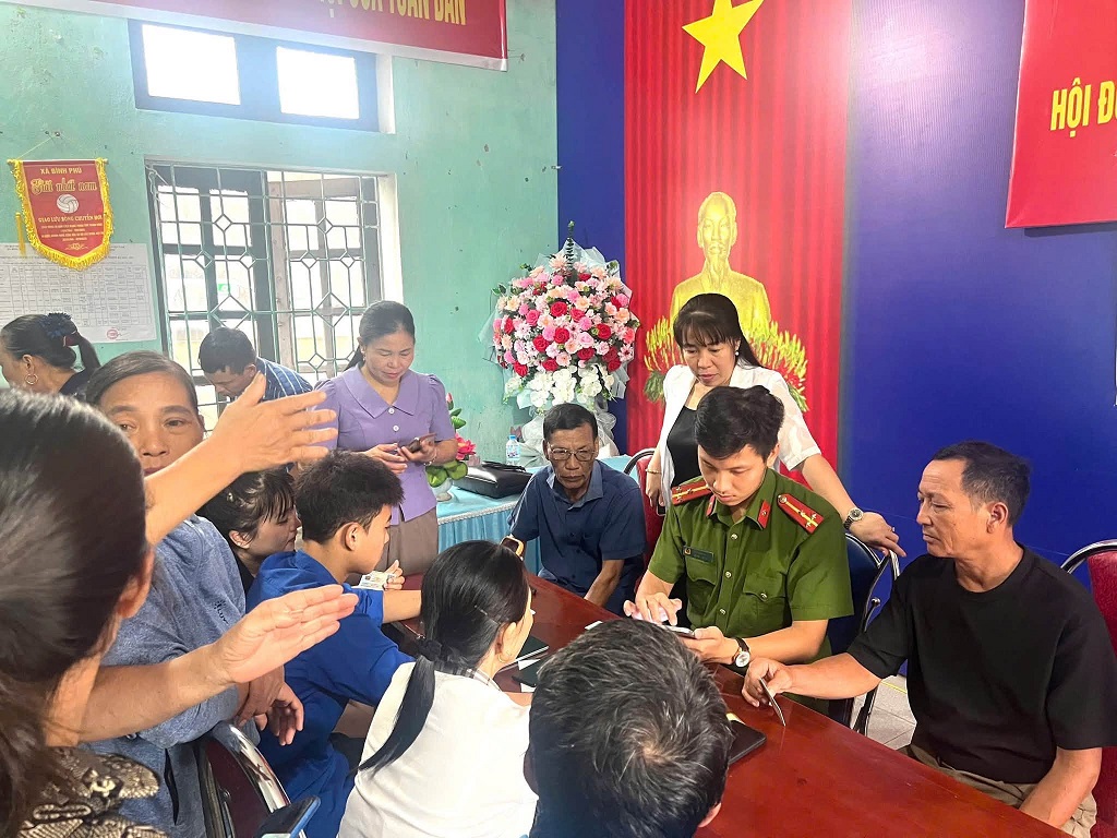 Ủy ban Mặt trận Tổ quốc Việt Nam xã Bình Phú tổ chức các lớp “Bình dân học vụ số” tại các thôn dân cư trên địa bàn xã.