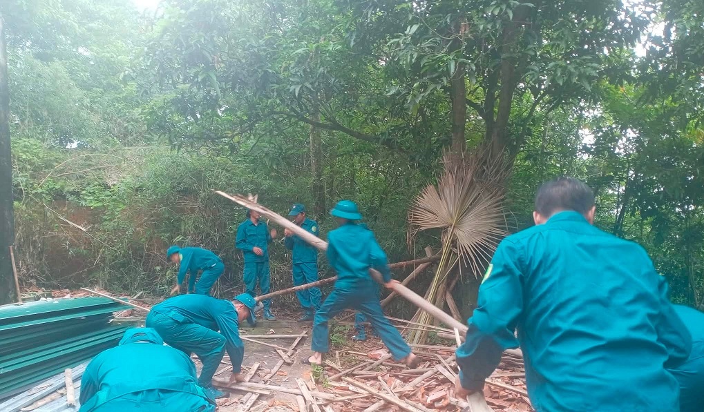 BAN CHỈ HUY QUÂN SỰ XÃ BÌNH PHÚ RA QUÂN LÀM CÔNG TÁC DÂN VẬN TRONG HUẤN LUYỆN DÂN QUÂN CƠ ĐỘNG