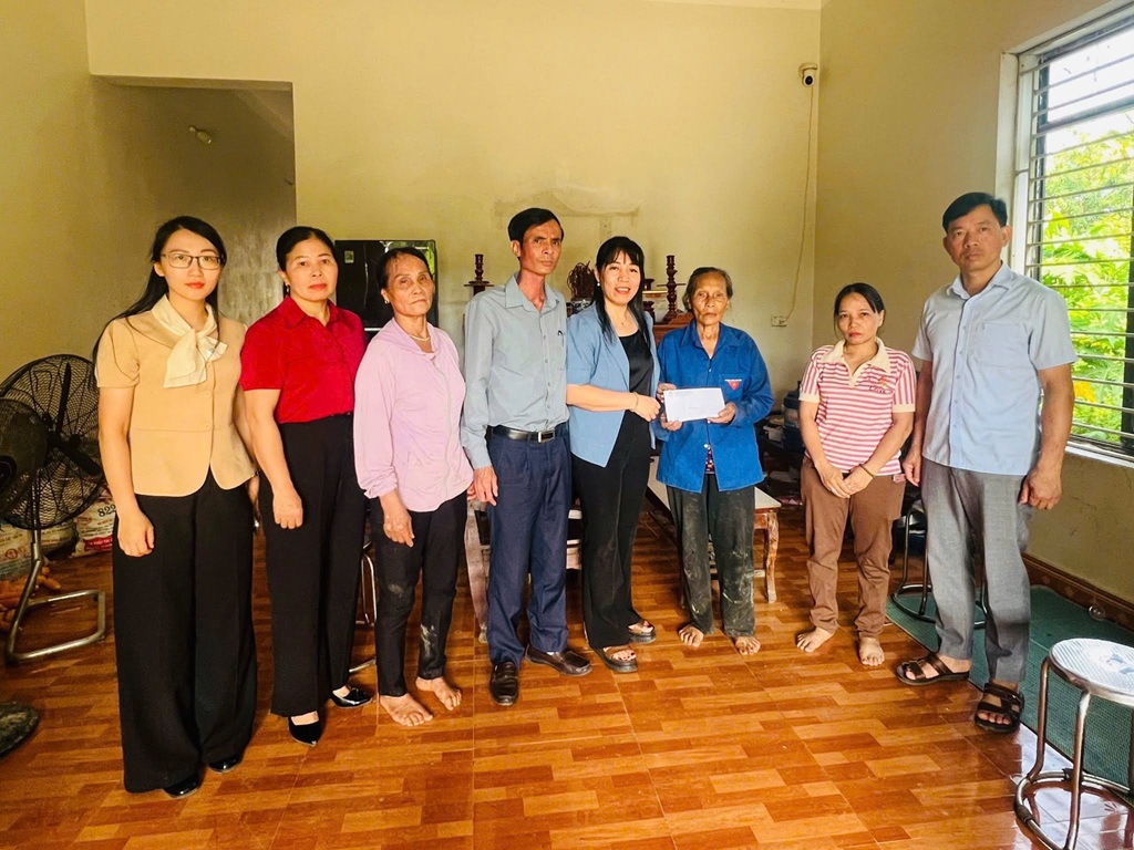 Lãnh đạo xã Bình Phú thăm hỏi, hỗ trợ gia đình bị thiệt hại do mưa bão.