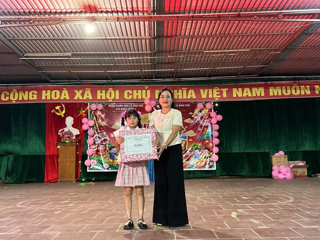 Các đồng chí lãnh đạo xã Bình Phú đến tặng quà vui tết trung thu với trẻ em trên địa bàn xã.