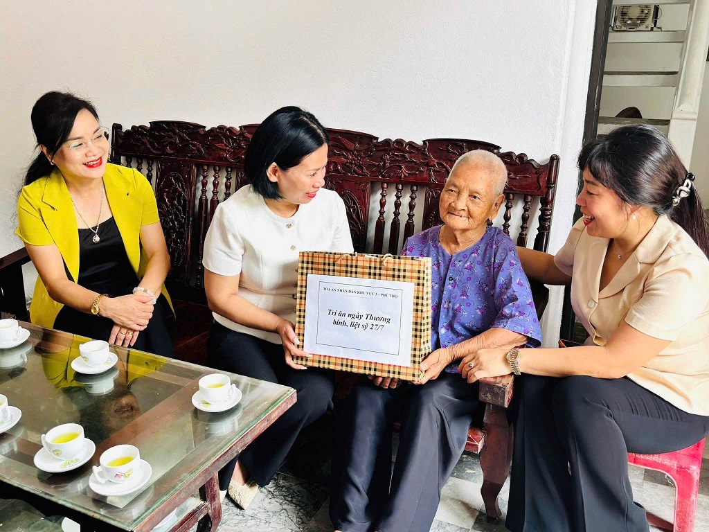 Toà án nhân dân khu vực 3 Phú Thọ và UBMTTQVN, các tổ chức Chính trị xã hội xã Bình Phú thăm tặng quà mẹ Việt Nam anh hùng.