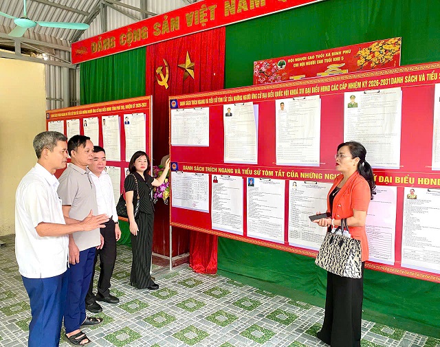 Đồng chí Phó Bí thư Thường trực Đảng uỷ xã Bình Phú kiểm tra công tác chuẩn bị bầu cử tại Đơn vị bầu cử số 3