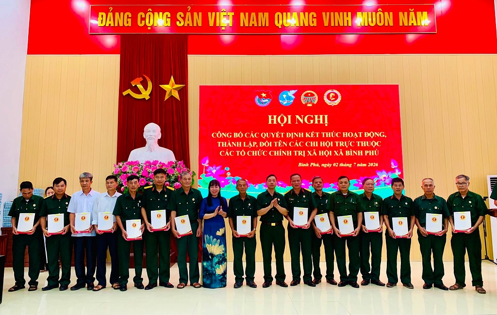 Các tổ chức chính trị - xã hội xã Bình Phú công bố quyết định thành lập chi hội, chi đoàn sau sắp xếp đơn vị thôn.