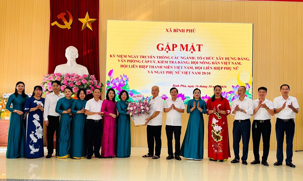 Xã Bình Phú tổ chức gặp mặt kỷ niệm ngày truyền thống các ngành: Tổ chức xây dựng Đảng, Văn phòng cấp ủy, Kiểm tra Đảng; ngày truyền thống Hội Nông dân Việt Nam, Hội Liên hiệp thanh niên Việt Nam, Hội Liên hiệp phụ nữ và Ngày Phụ nữ Việt Nam 20/10.