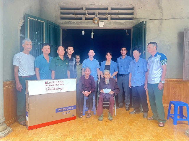 Hội Cựu chiến binh xã Bình Phú tổ chức trao tặng quà và xe lăn cho hội viên có hoàn cảnh khó khăn, không tự đi lại được tại khu 4, An Đạo