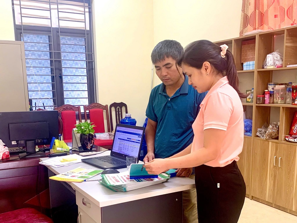Trung tâm Dịch vụ sự nghiệp công xã Bình Phú cấp phát vắc xin tiêm phòng cho đàn vật nuôi và thuốc khử trùng tiêu độc môi trường chăn nuôi năm 2026.