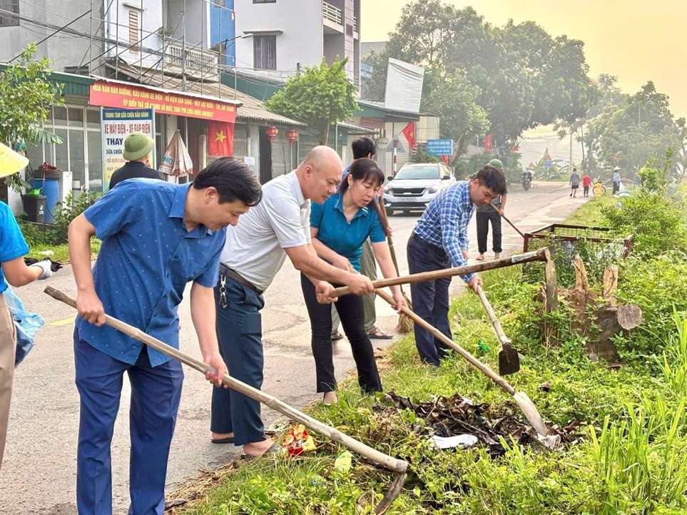 Cán bộ, công chức, viên chức xã Bình Phú gương mẫu hưởng ứng phong trào thi đua bảo vệ môi trường.