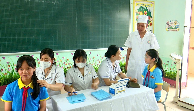 Trạm Y tế xã Bình Phú tổ chức khám, tư vấn sức khỏe cho học sinh Mầm non, Tiểu học trên địa bàn