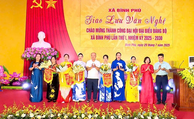 XÃ BÌNH PHÚ TỔ CHỨC GIAO LƯU VĂN NGHỆ CHÀO MỪNG THÀNH CÔNG ĐẠI HỘI ĐẠI BIỂU ĐẢNG BỘ XÃ LẦN THỨ I, NHIỆM KỲ 2025 - 2030