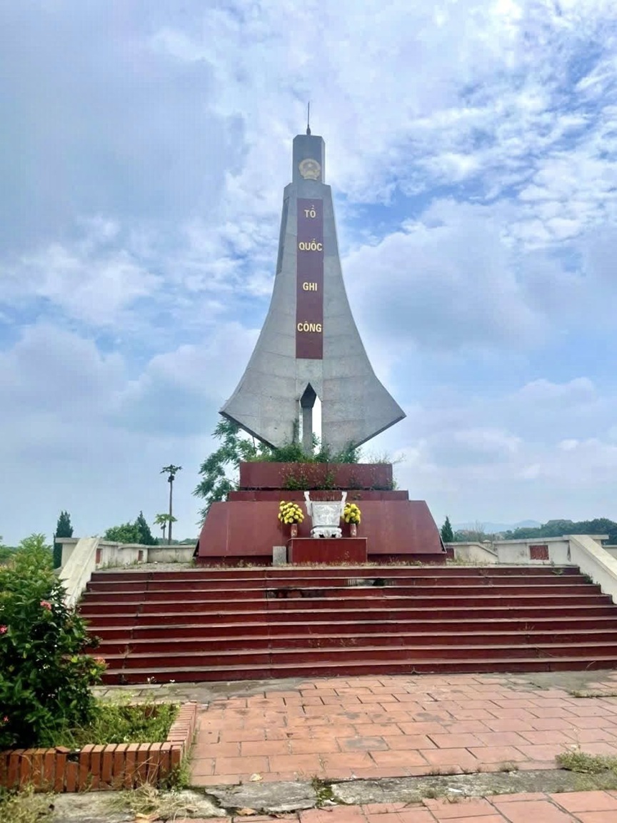 Lãnh đạo xã Bình Phú khảo sát, kiểm tra các nghĩa trang liệt sĩ trên địa bàn.