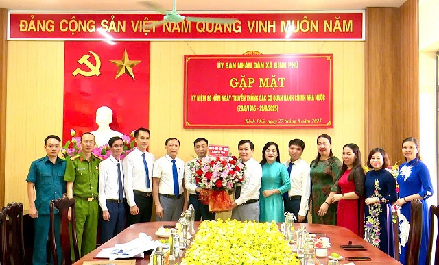 Xã Bình Phú tổ chức gặp mặt kỷ niệm 80 năm ngày truyền thống các cơ quan hành chính nhà nước.