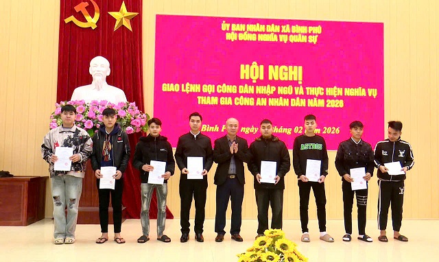 Xã Bình Phú trao quyết định gọi công dân nhập ngũ và thực hiện nghĩa vụ tham gia Công an nhân dân năm 2026.