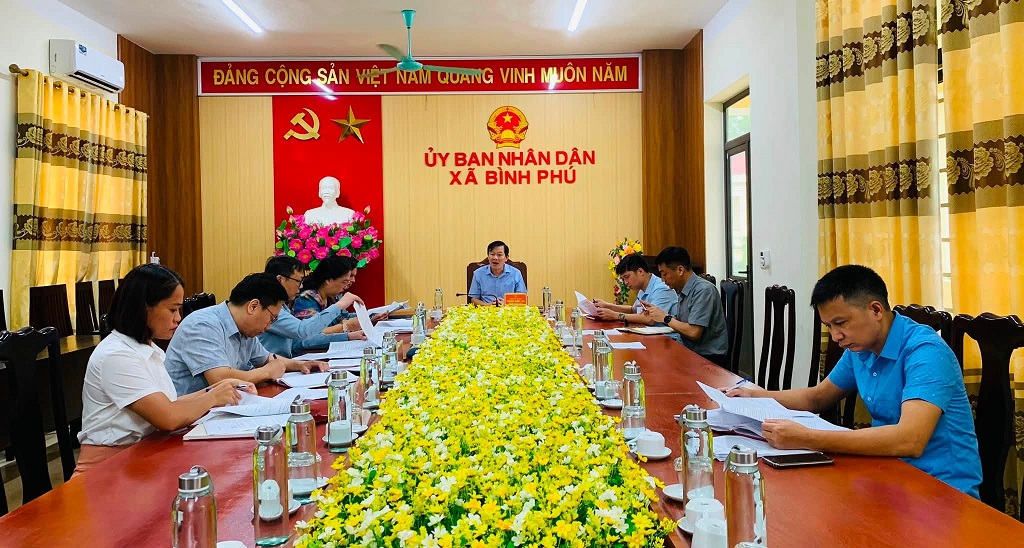Đồng chí Chủ tịch UBND xã Bình Phú Trịnh Đức Lai chủ trì hội nghị tháng 7.