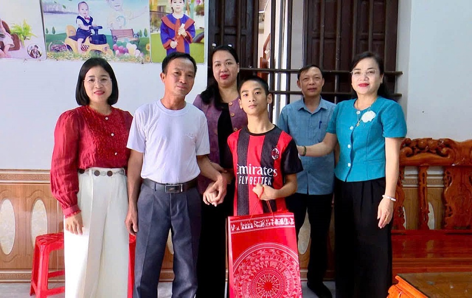 Lãnh đạo xã Bình Phú thăm, tặng quà trẻ em có hoàn cảnh khó khăn dịp Tết Trung thu